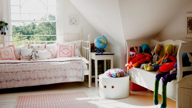 kinderzimmer mit dachschraege gestalten geburtstagseinladung karten